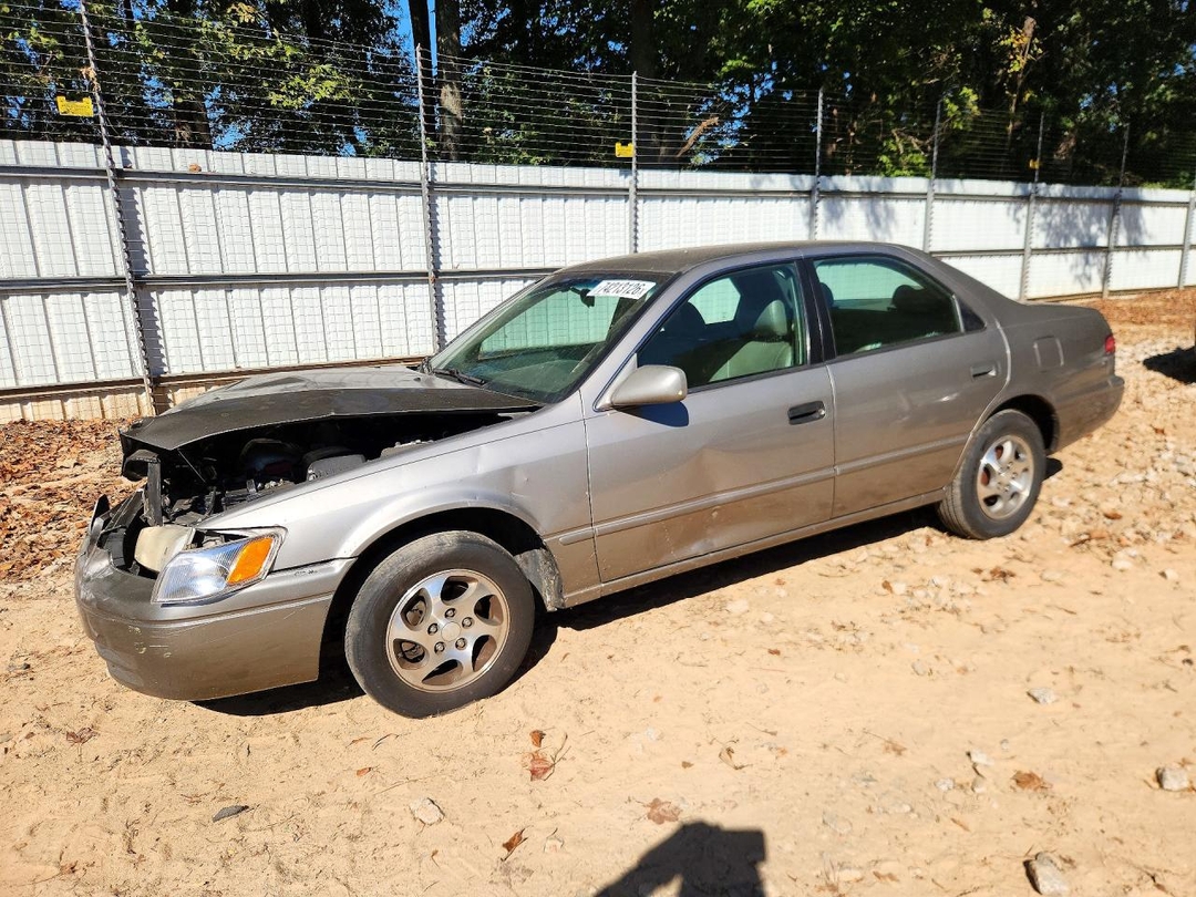 Vue de 1999 TOYOTA CAMRY LE, angle 1