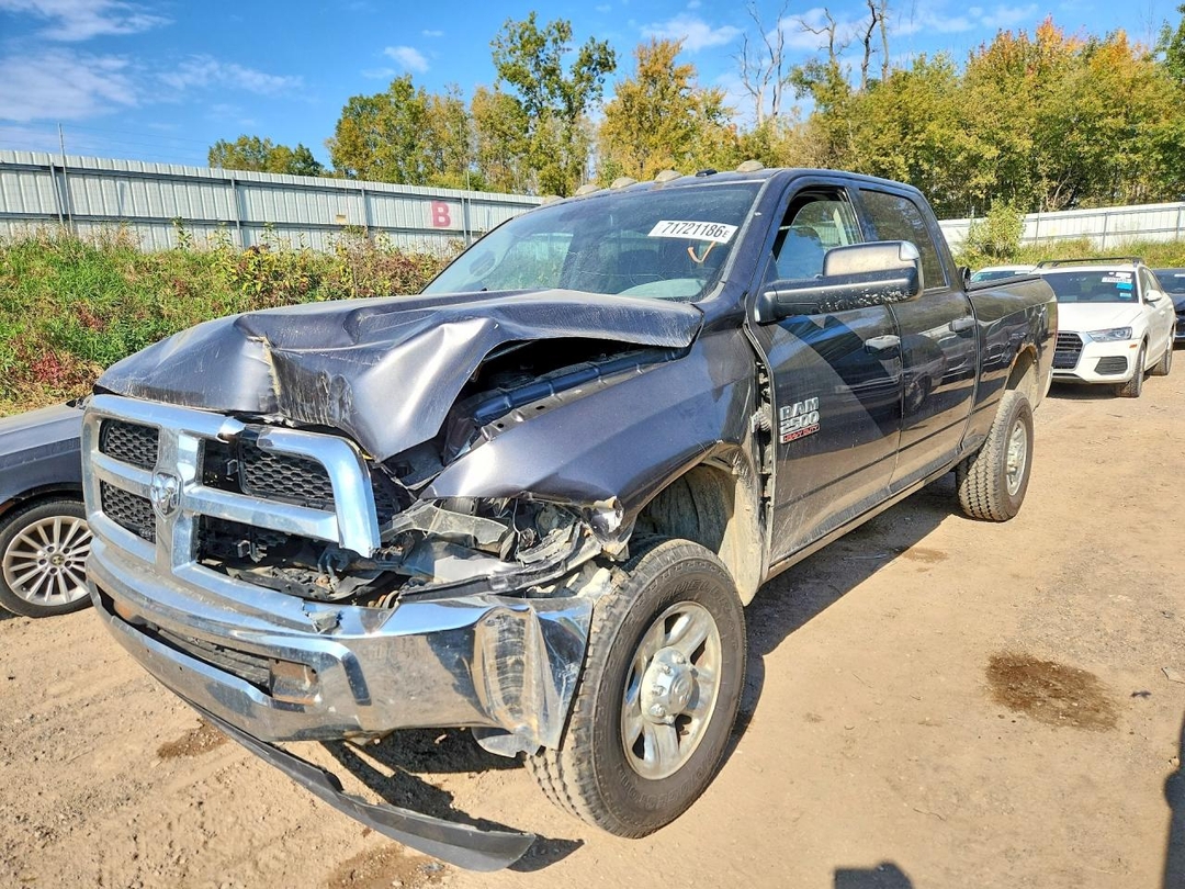 Vista de 2015 RAM 2500 ST, ángulo 1