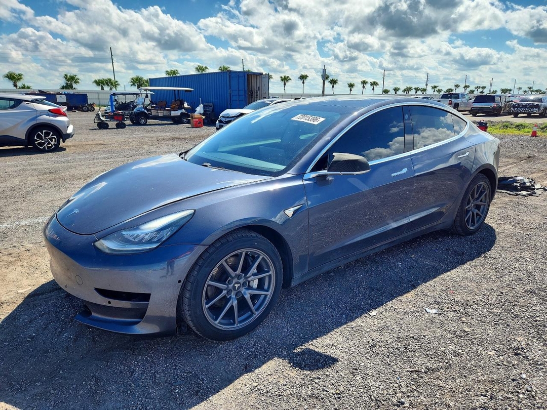Vue de 2020 TESLA MODEL 3, angle 1