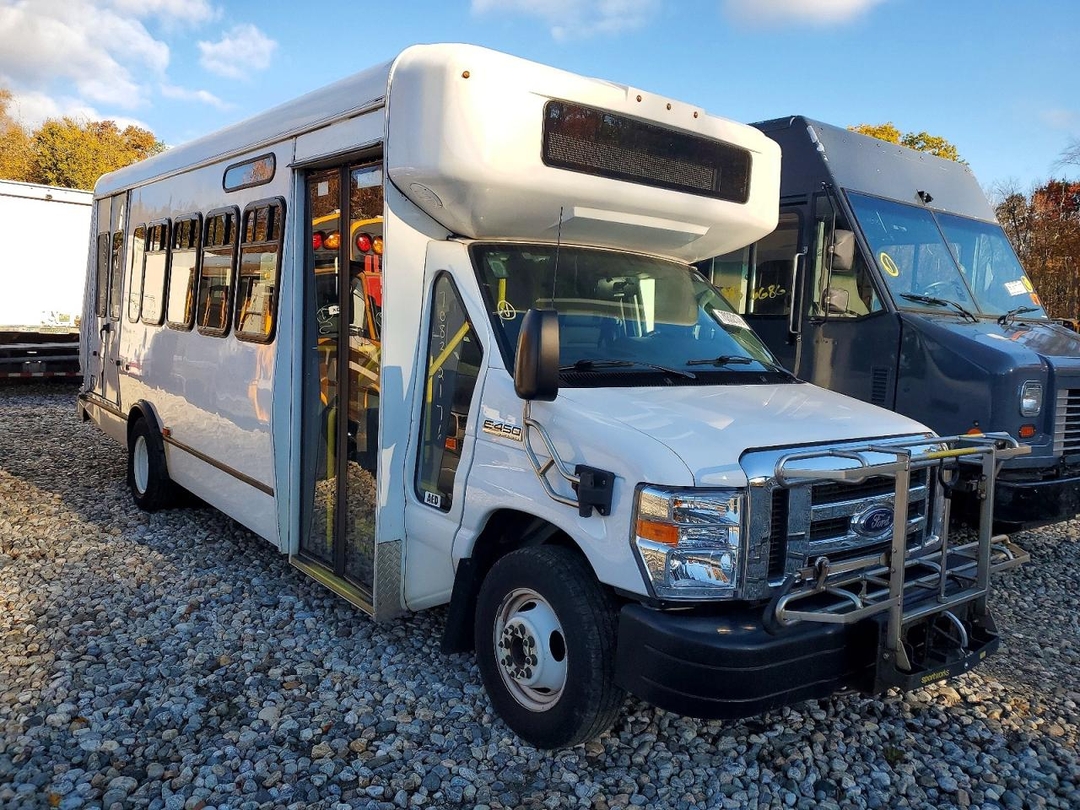 منظر 2023 FORD E450 SHUTTLE BUS، زاوية 1