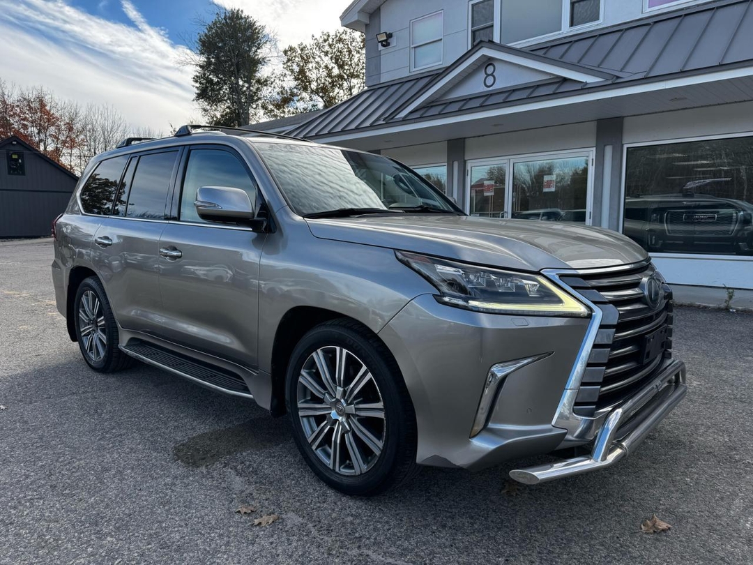 Vue de 2017 LEXUS LX 570, angle 1