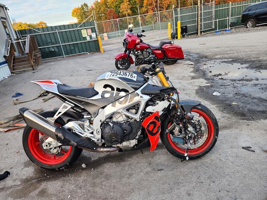 منظر 2019 APRILIA TUONO V4، زاوية 1
