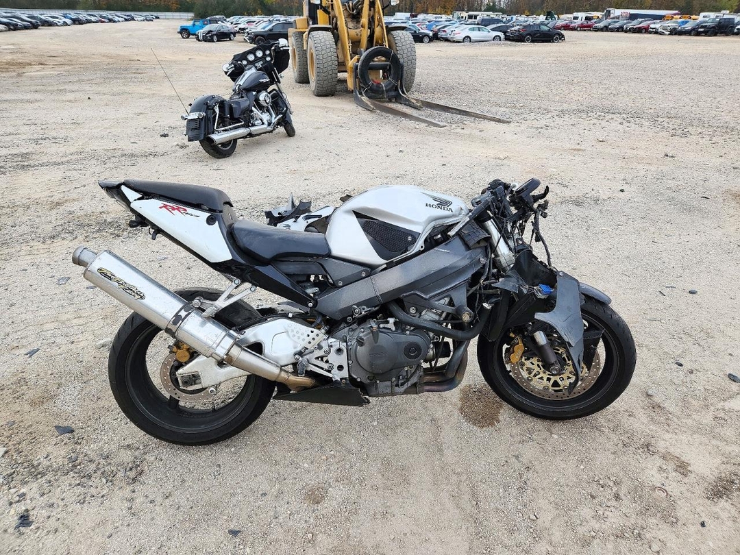 Vue de 2002 HONDA CBR900 RR, angle 1