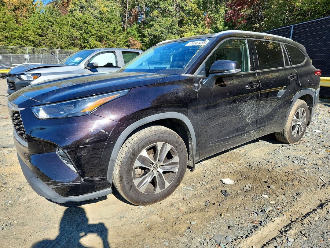 Vue de 2022 TOYOTA HIGHLANDER XLE, angle 1