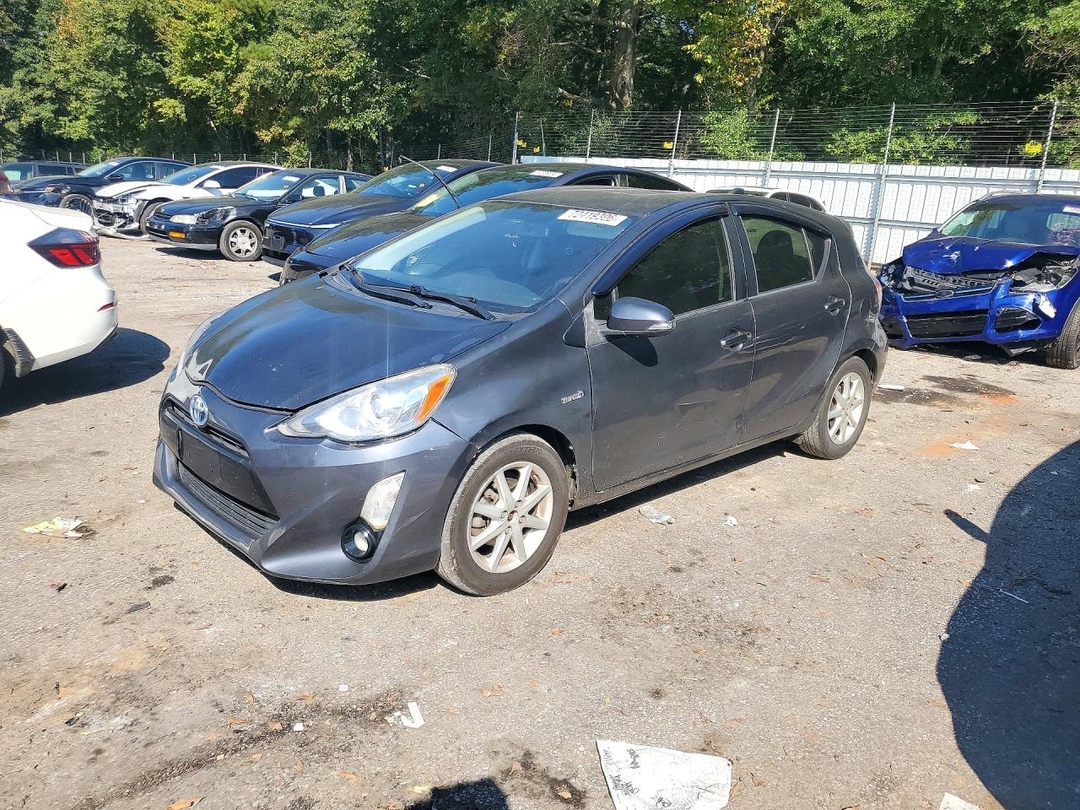 Vue de 2015 TOYOTA PRIUS C THREE, angle 1