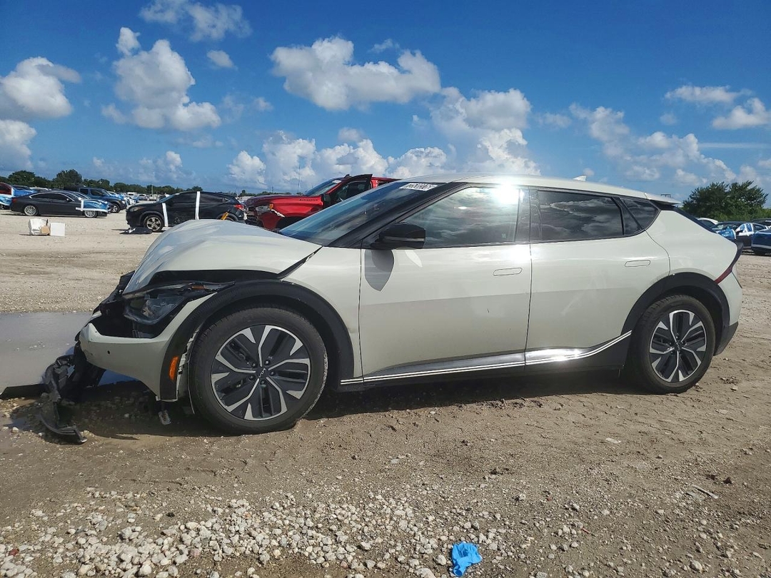 Vue de 2023 KIA EV6 WIND, angle 1