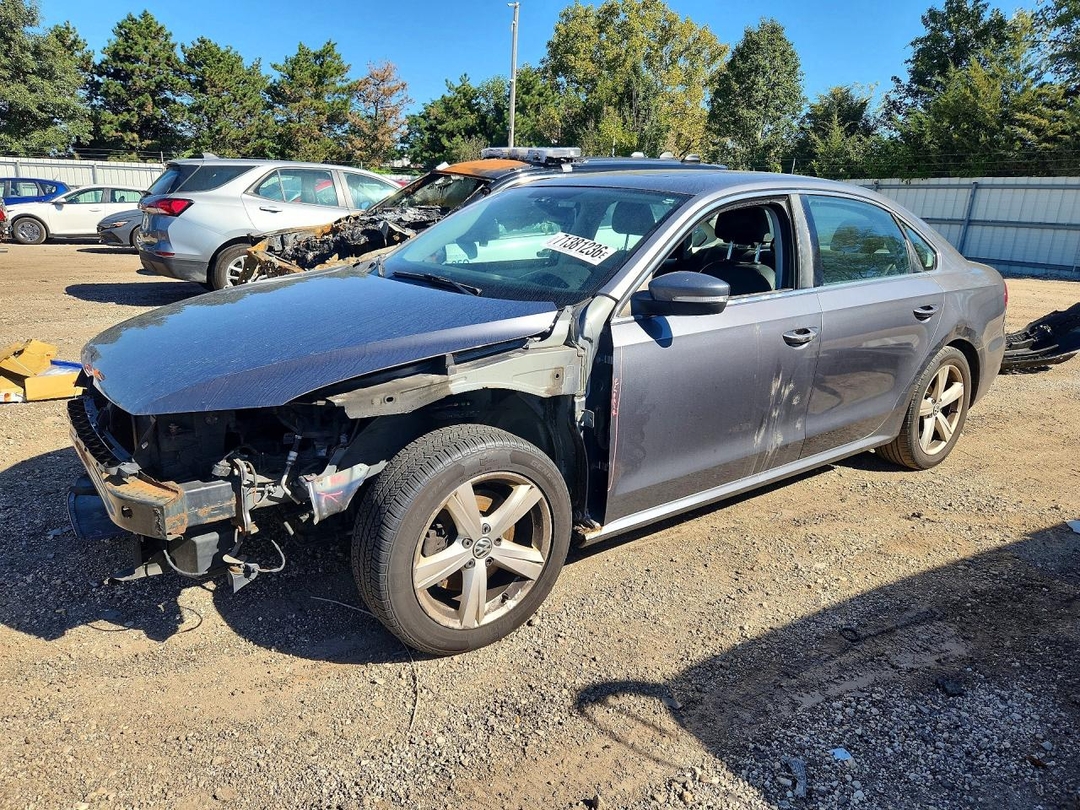 Вид 2013 VOLKSWAGEN PASSAT SE, угол 1