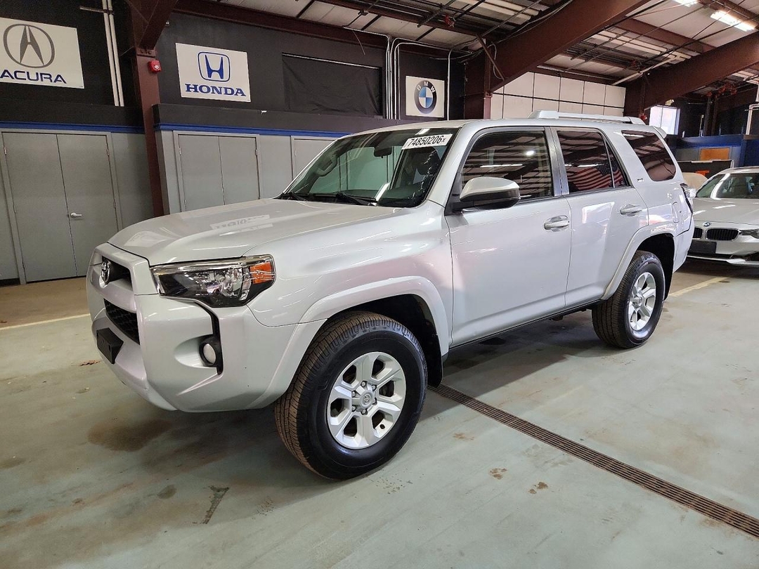 Вид 2015 TOYOTA 4RUNNER SR5, угол 1