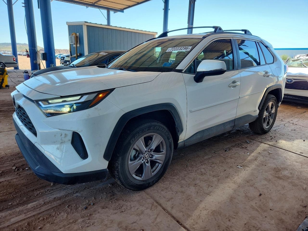 Vue de 2025 TOYOTA RAV4 HYBRID XLE, angle 1