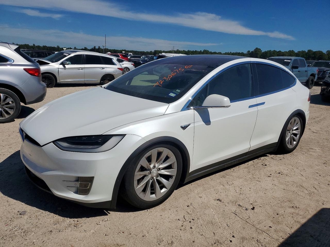 Vue de 2017 TESLA MODEL X, angle 1