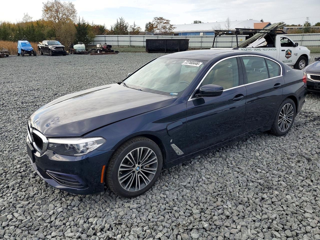 منظر 2019 BMW 530XE، زاوية 1