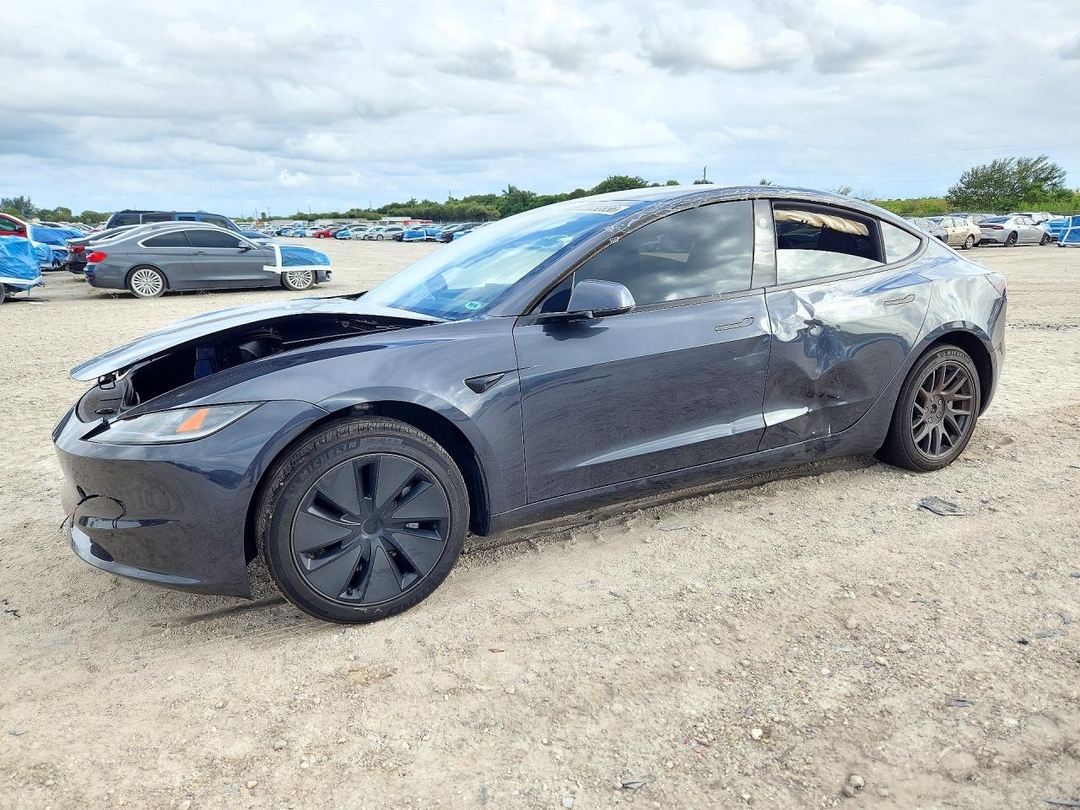 Вид 2025 TESLA MODEL 3, угол 1