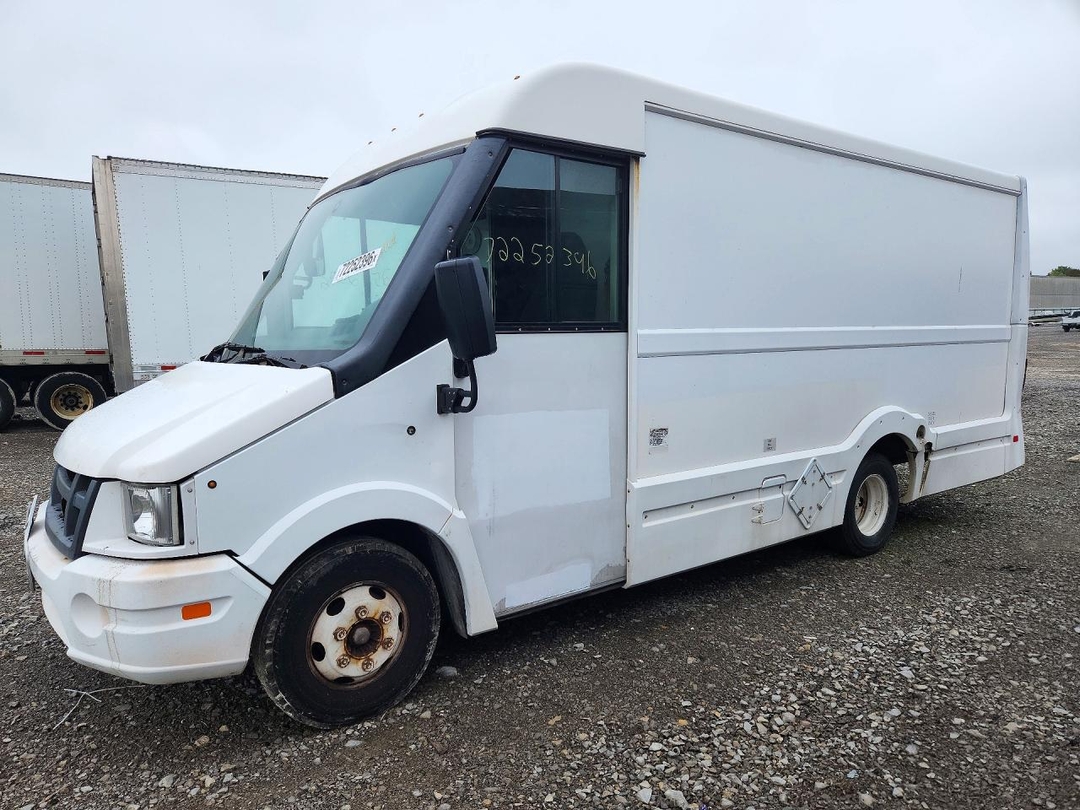 Vue de 2017 ISUZU REACH DELIVERY VAN, angle 1