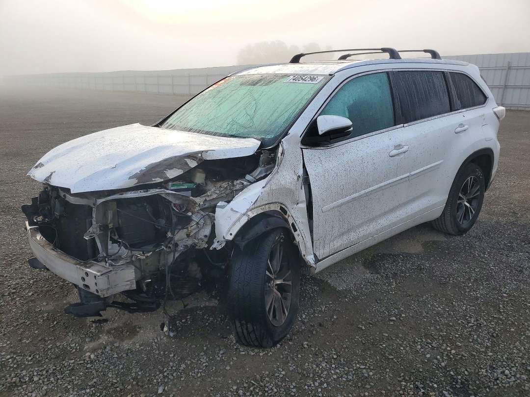 Вид 2016 TOYOTA HIGHLANDER XLE, угол 1