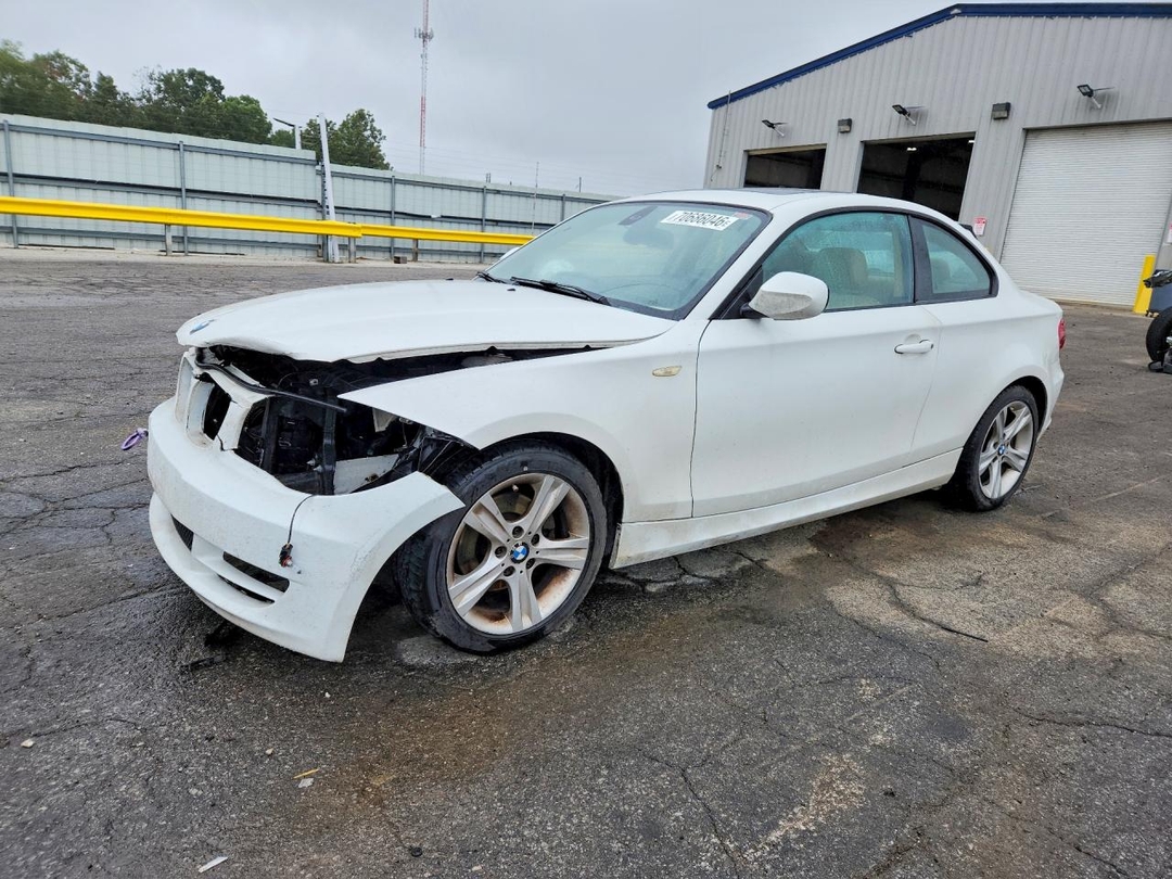 Вид 2011 BMW 128 I, угол 1