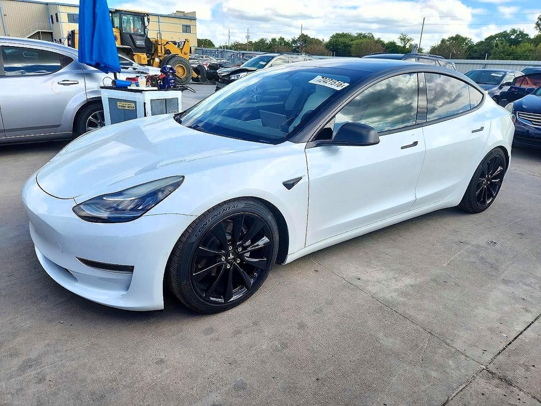 Vue de 2020 TESLA MODEL 3, angle 1