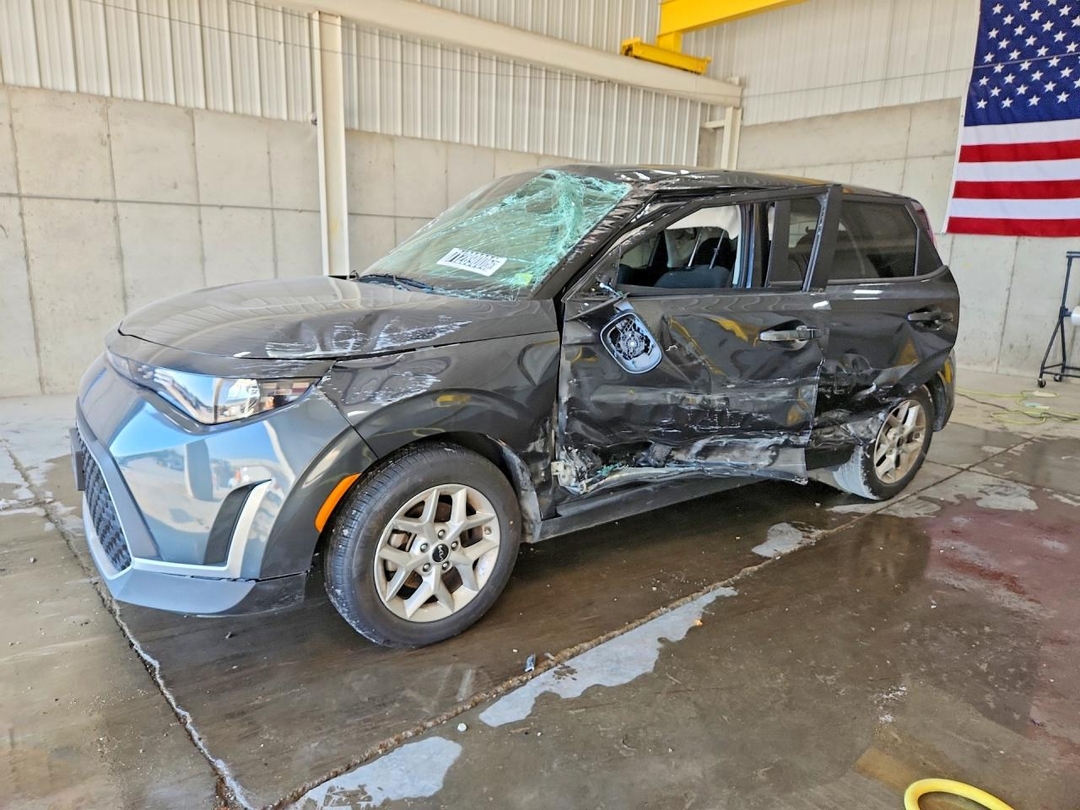 Vista de 2025 KIA SOUL LX, ángulo 1