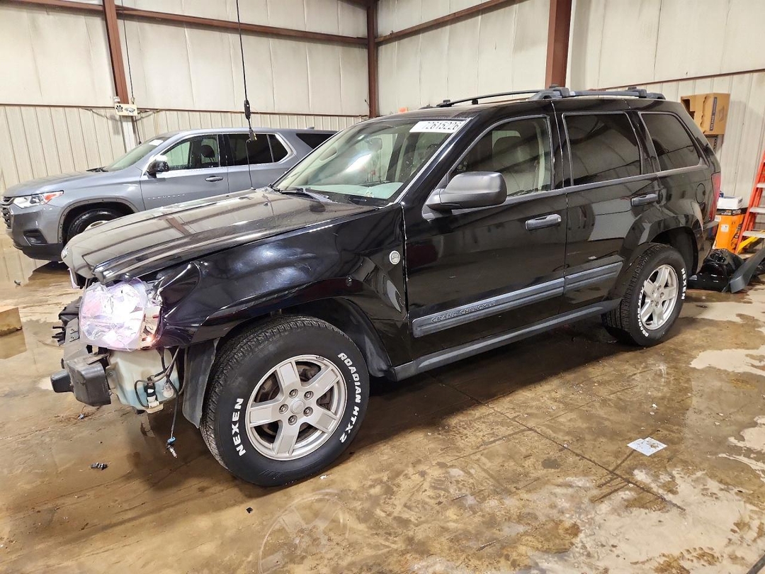 منظر 2005 JEEP GRAND CHEROKEE LAREDO، زاوية 1