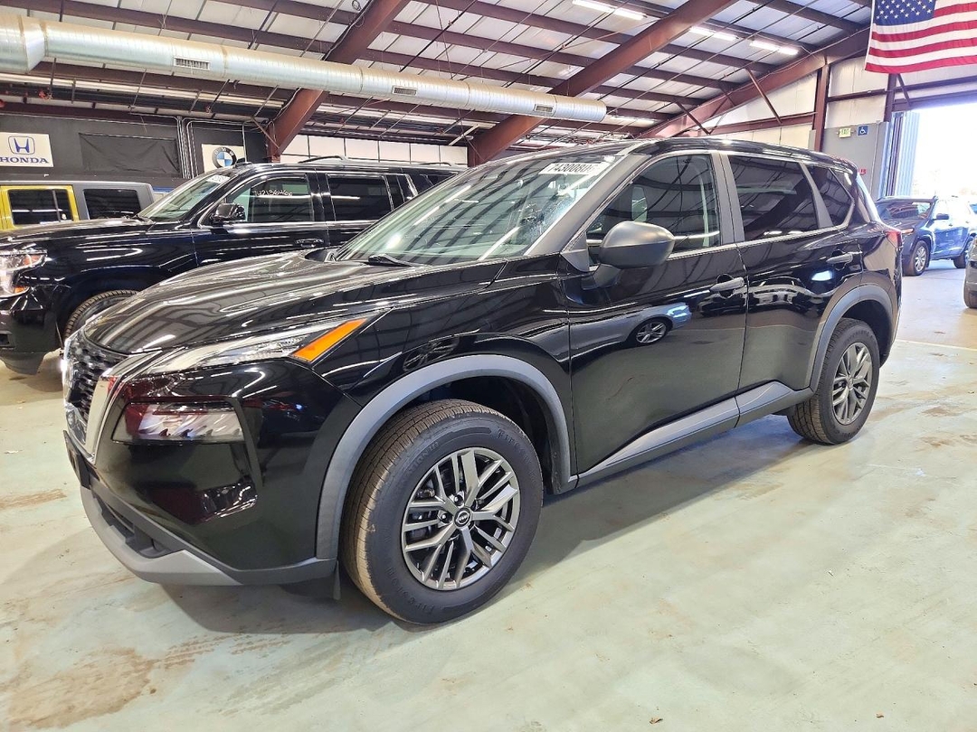 Vue de 2023 NISSAN ROGUE S, angle 1