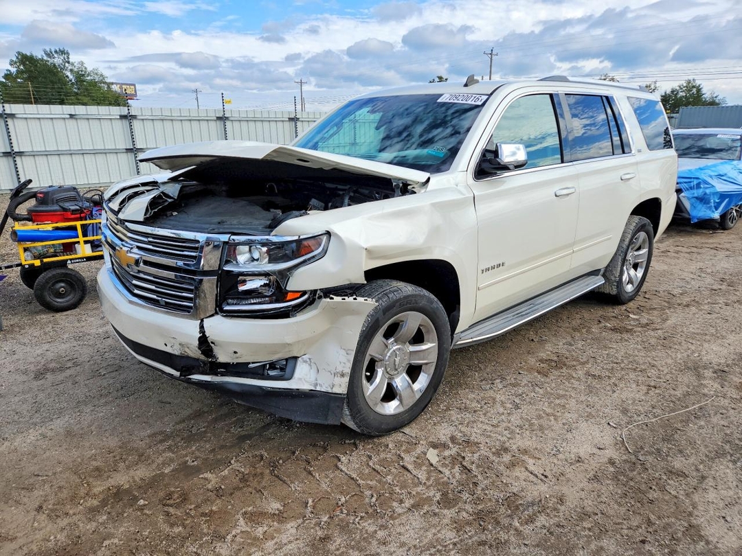 Vue de 2015 CHEVROLET TAHOE C1500 LTZ, angle 1
