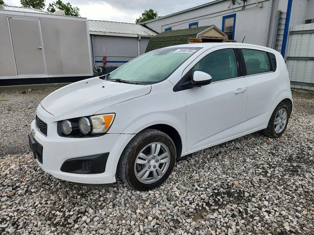 منظر 2016 CHEVROLET SONIC LT، زاوية 1