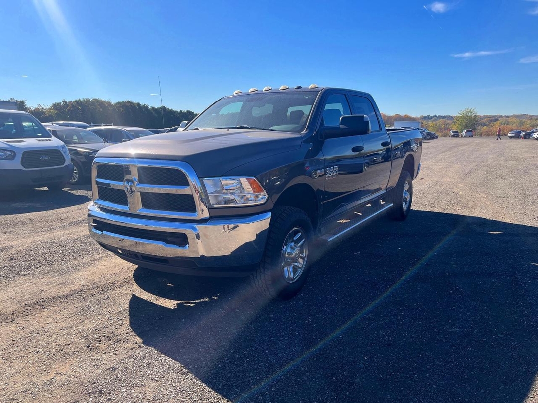 Vista de 2017 RAM 2500 ST, ángulo 1