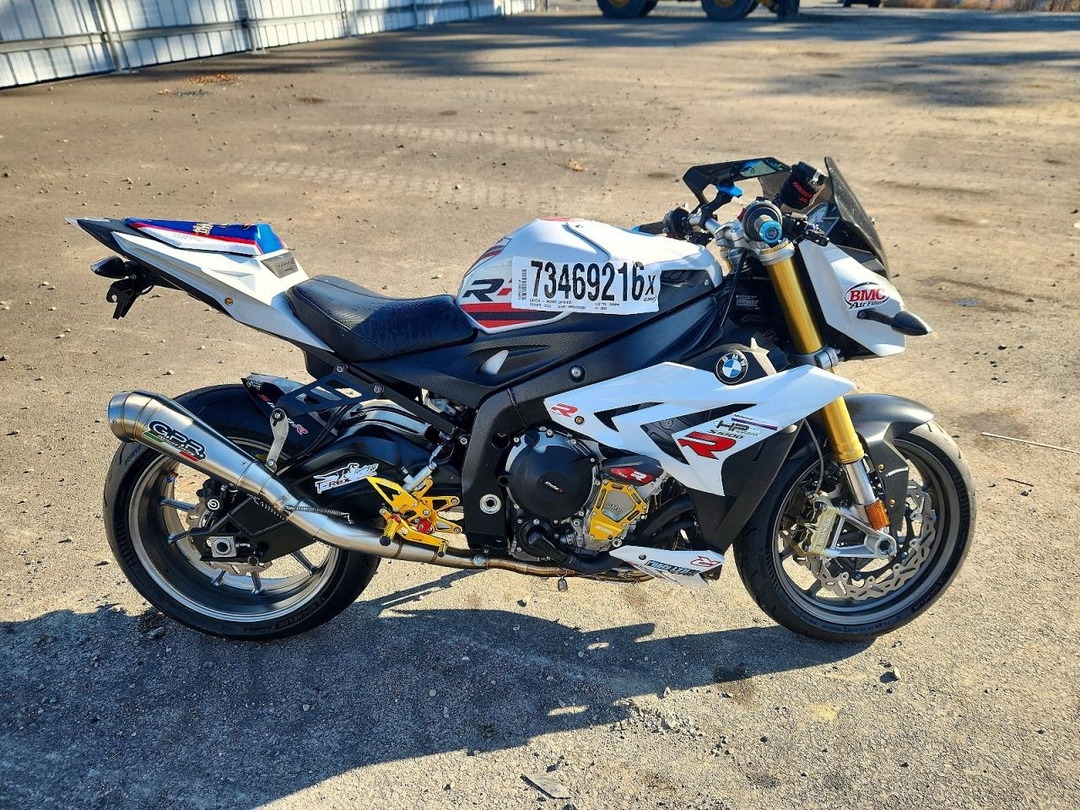 Vue de 2016 BMW S 1000 R, angle 1