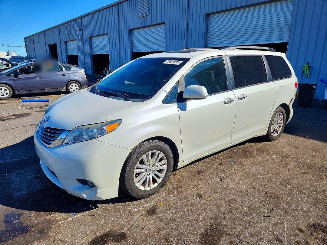 Вид 2016 TOYOTA SIENNA XLE PREMIUM 8-PASSENGER, угол 1