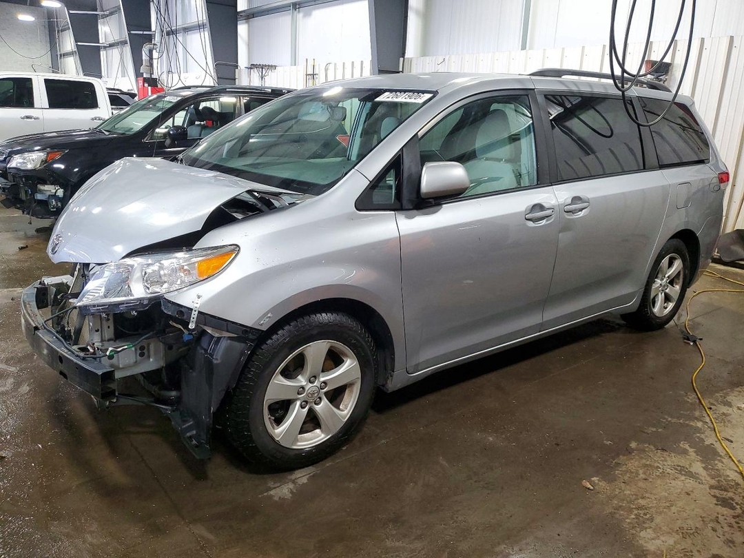 منظر 2013 TOYOTA SIENNA LE، زاوية 1