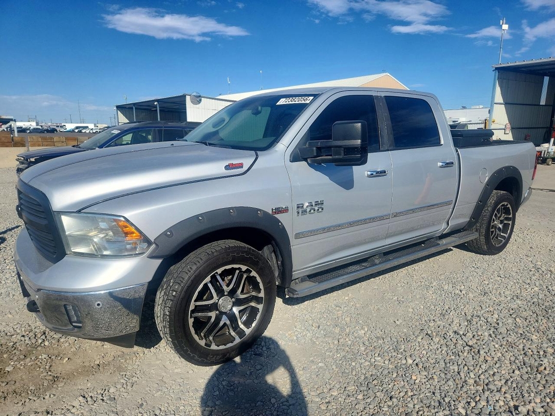 Вид 2015 RAM 1500 SLT, угол 1