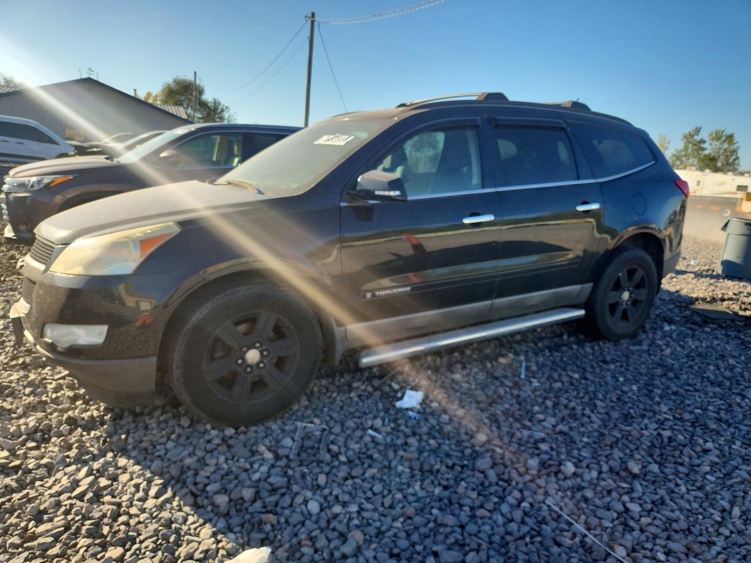 Вид 2009 CHEVROLET TRAVERSE LT, угол 1