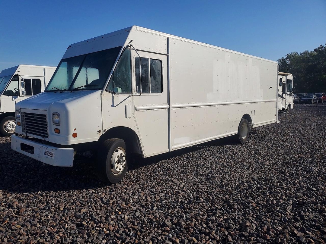 Vista de 2013 FREIGHTLINER MT55 CHASSIS DELIVERY TRUCK, ángulo 1