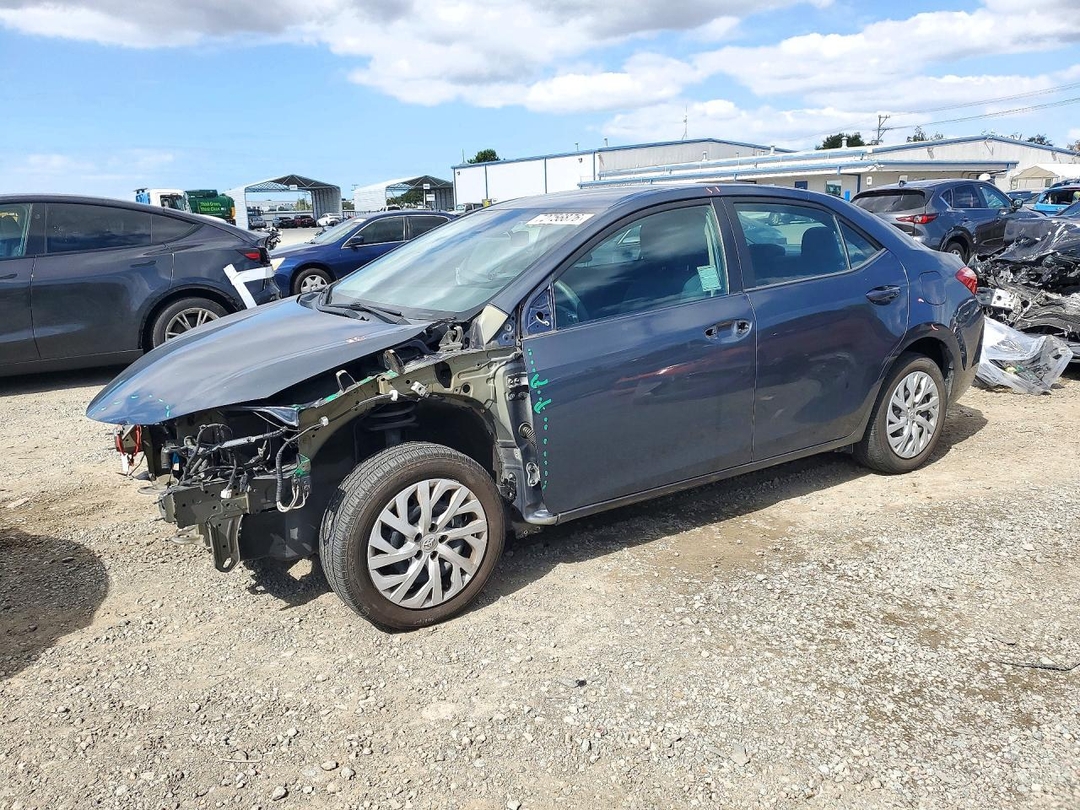 Vue de 2018 TOYOTA COROLLA LE, angle 1