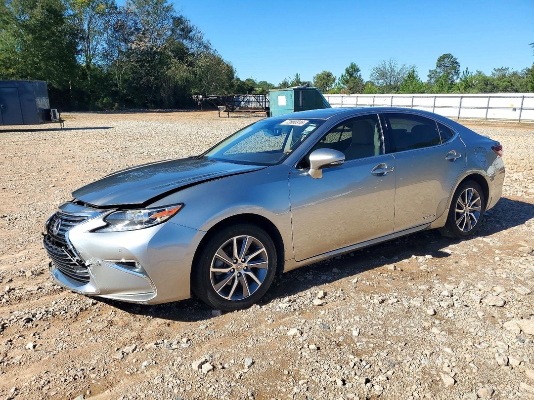 Vue de 2016 LEXUS ES 300H, angle 1