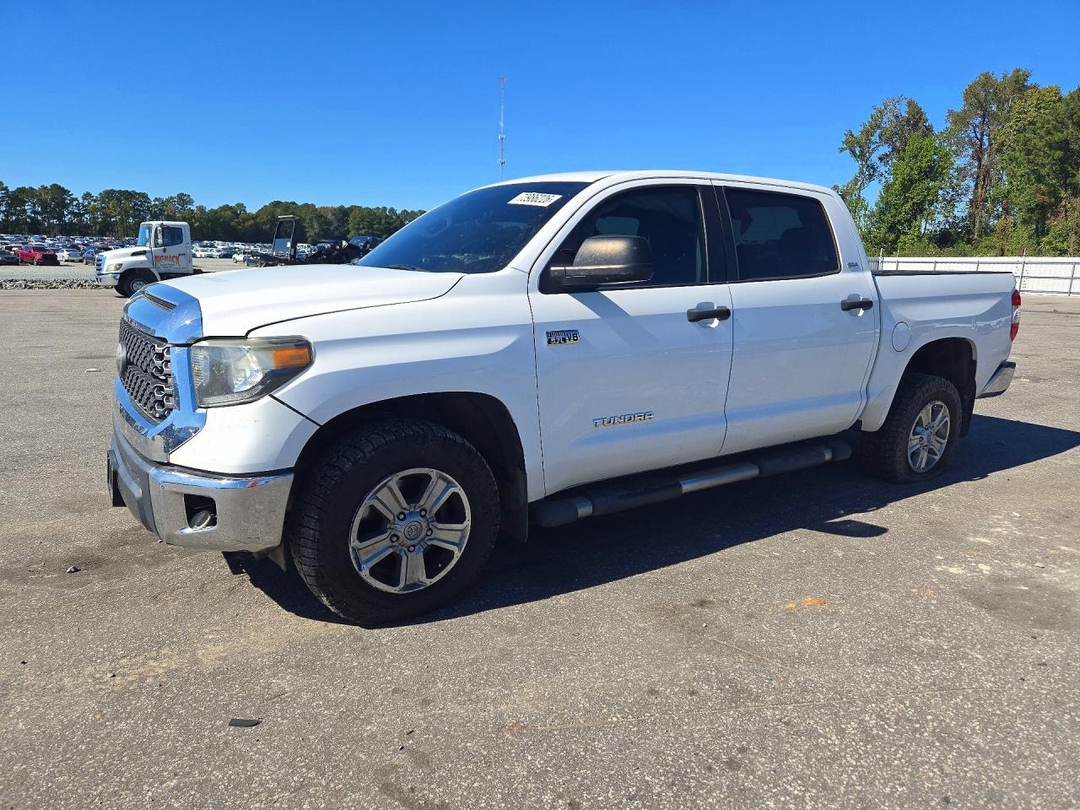 Vue de 2021 TOYOTA TUNDRA SR5, angle 1