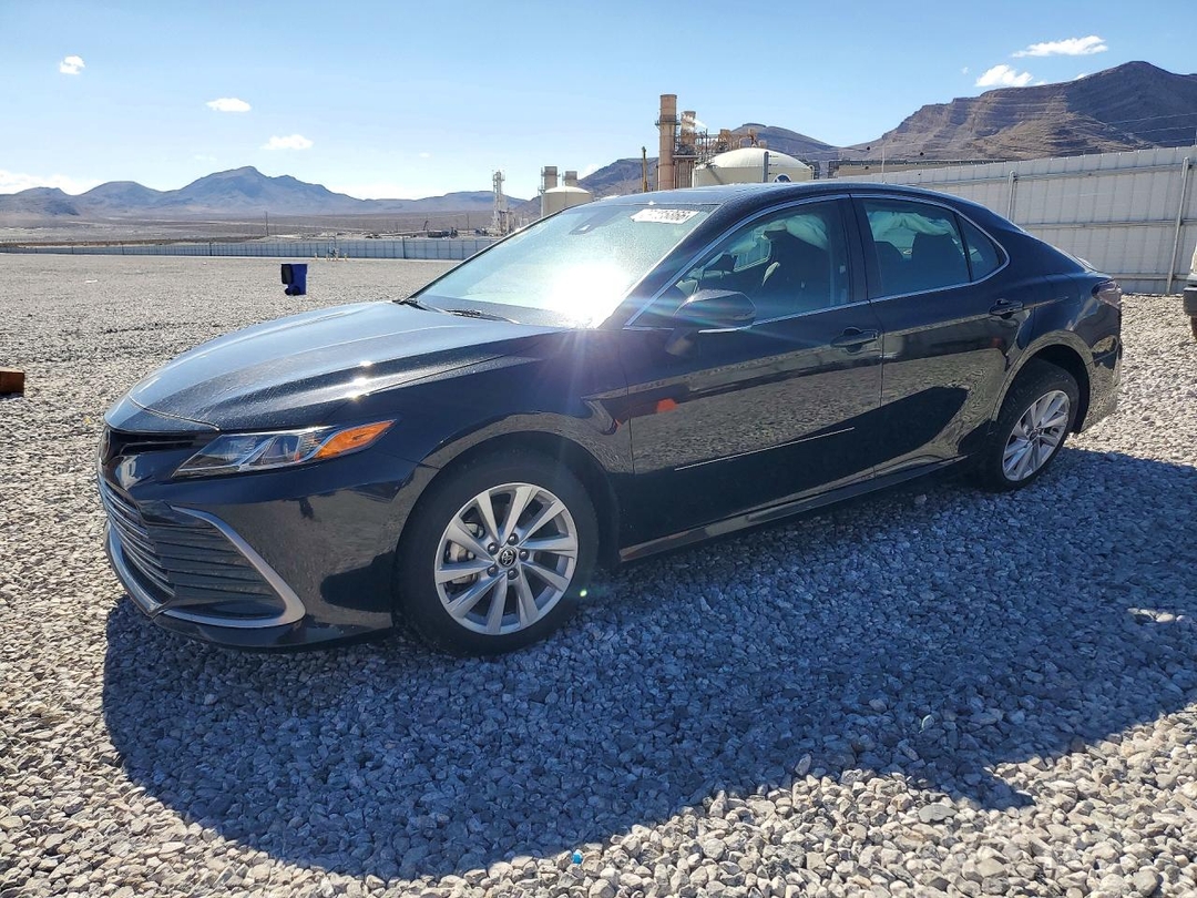 Vue de 2024 TOYOTA CAMRY LE, angle 1