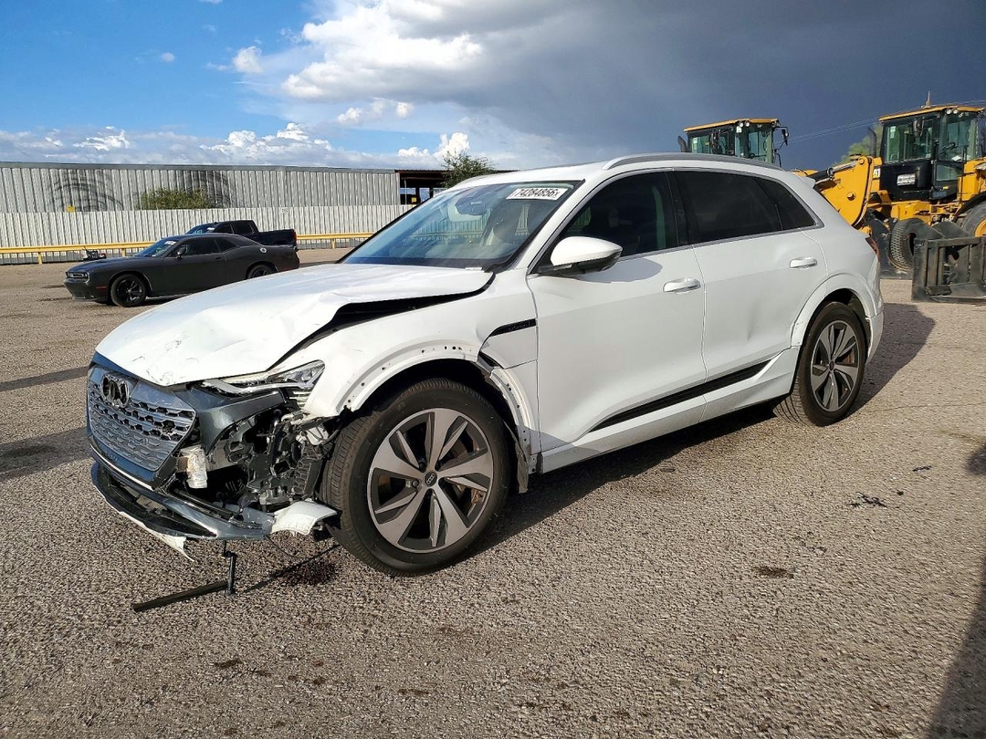 Vue de 2024 AUDI Q8 E-TRON PREMIUM PLUS, angle 1