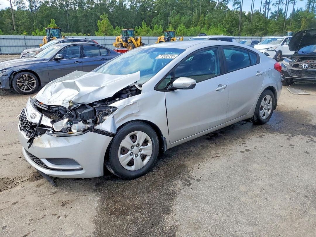 Vue de 2016 KIA FORTE LX, angle 1