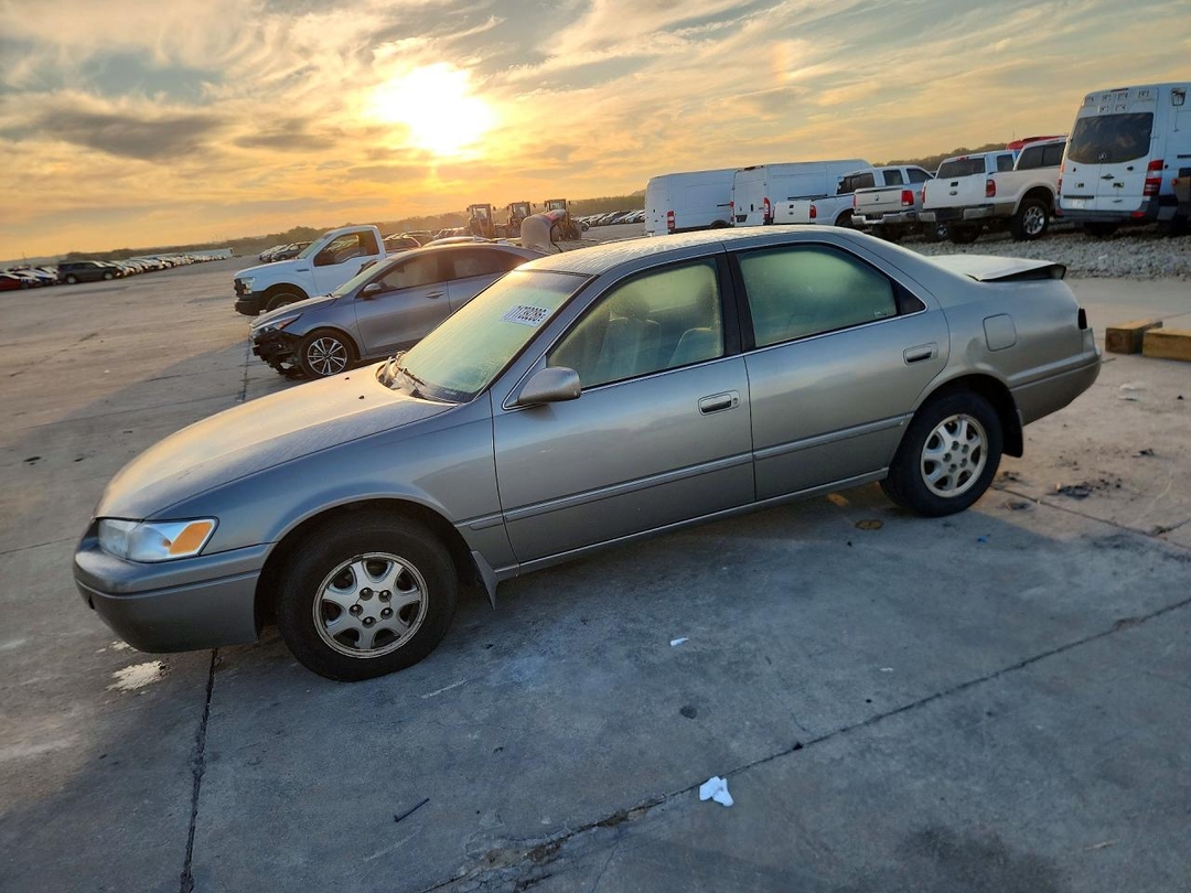 Vista de 1999 TOYOTA CAMRY LE, ángulo 1