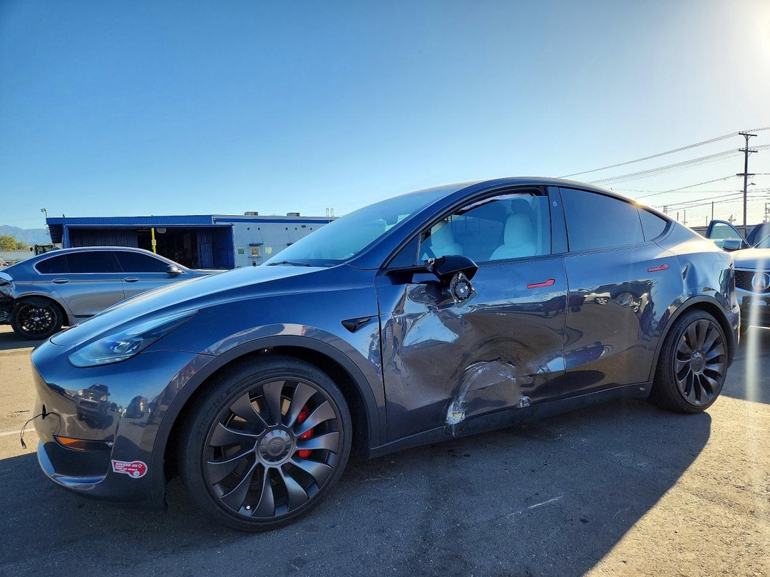 Vue de 2023 TESLA MODEL Y, angle 1