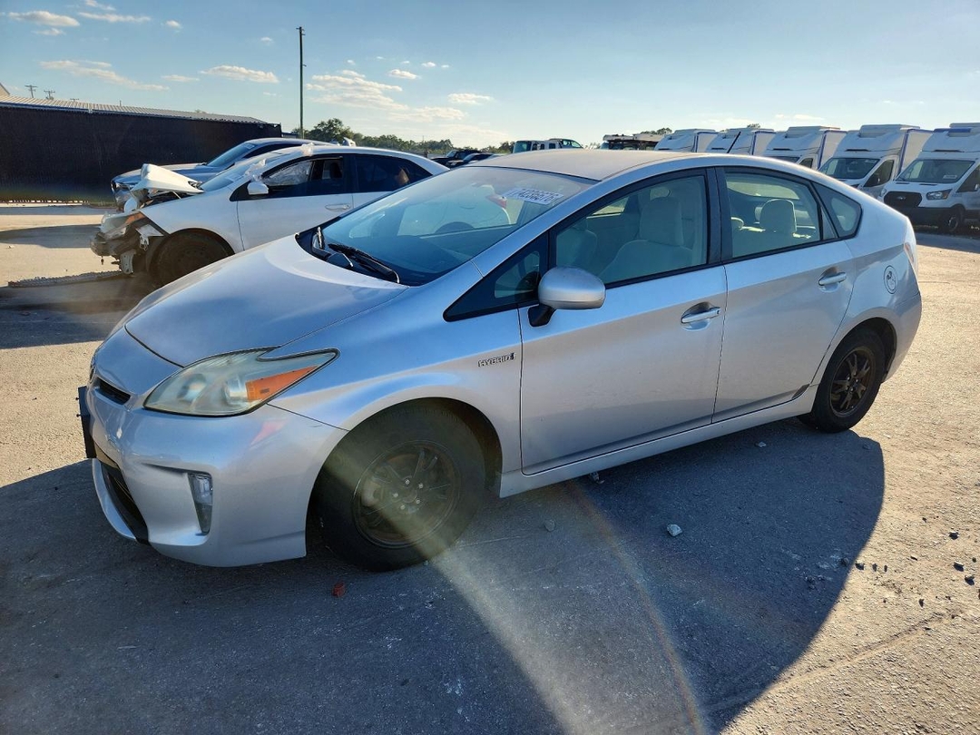 Vue de 2012 TOYOTA PRIUS THREE, angle 1