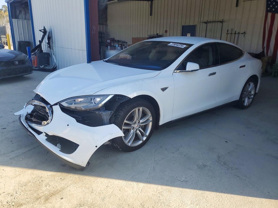 Vue de 2014 TESLA MODEL S, angle 1