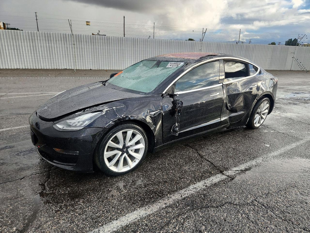 Vue de 2018 TESLA MODEL 3, angle 1