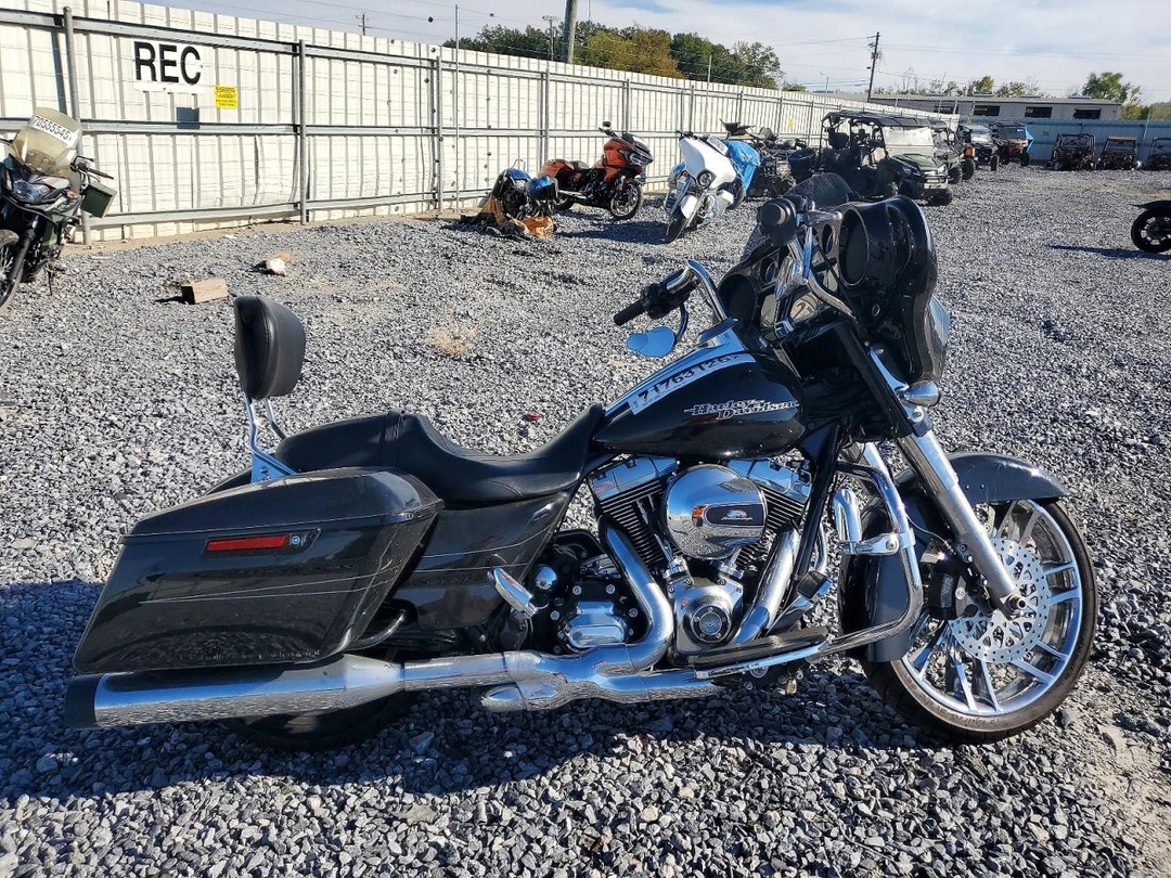 منظر 2015 HARLEY-DAVIDSON FLHXS STREET GLIDE SPECIAL، زاوية 1