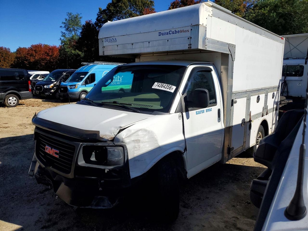منظر 2016 GMC SAVANA، زاوية 1