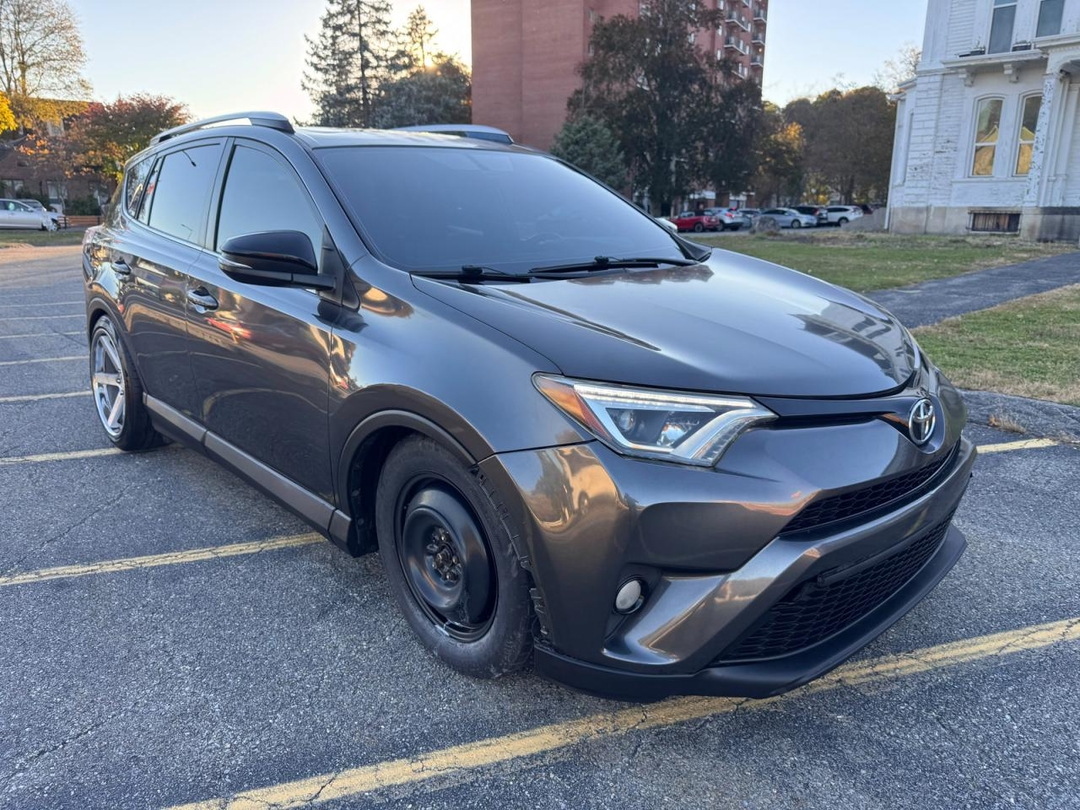 Вид 2016 TOYOTA RAV4 SE, угол 1