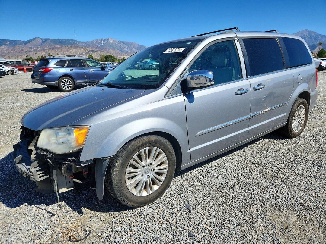 منظر 2014 CHRYSLER TOWN &amp; COUNTRY LIMITED، زاوية 1