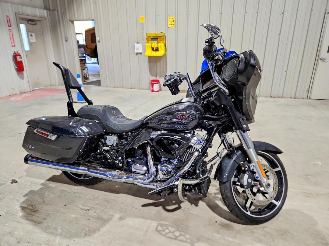Vue de 2026 HARLEY-DAVIDSON FLHX, angle 1