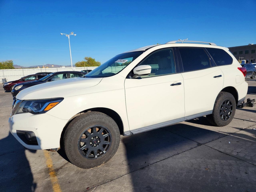 Vista de 2017 NISSAN PATHFINDER S, ángulo 1