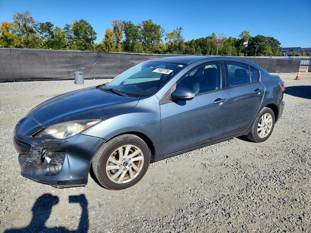 Vue de 2013 MAZDA 3 I, angle 1